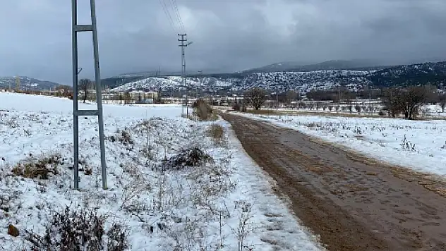 Konya'da  yol tepkisi: 'Direkler kanalı kapattı, yol kullanılamaz hale geldi'