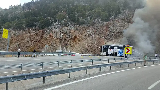 Konya'da yolcu otobüsü alevlere teslim oldu: Yolcular tahliye edildi