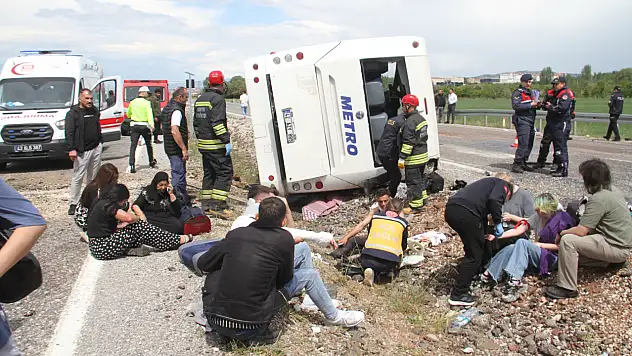 Konya'da yolcu otobüsü devrildi: 13 yaralı