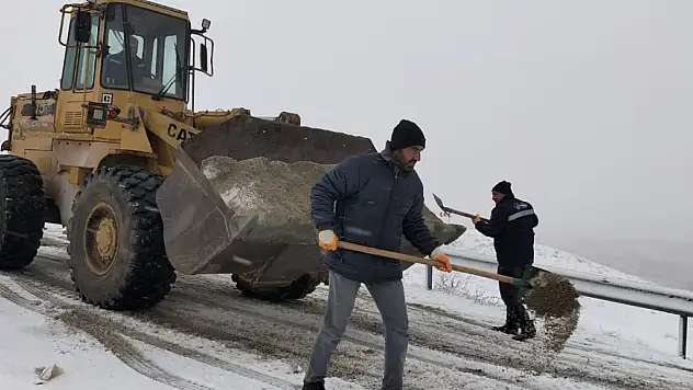 Konya'da yollar buz tuttu: Ekipler alarma geçti!