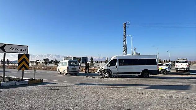 Konya'da yürekler ağza geldi: Kamyonet ile okul servisi çarpıştı, 5 kişi yaralı