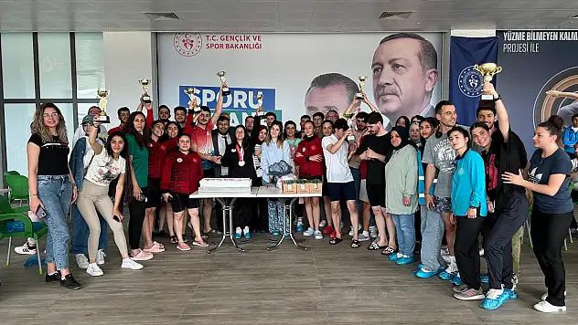 Konya'da yurtlar arası yüzme müsabakaları sona erdi!