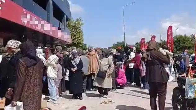 Konya'da yüzlerce kişi kapıya dayandı! İndirim kuyruğu sokaklara taştı