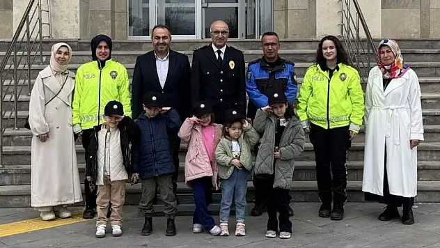 Konya'da yüzleri gülümseten buluşma: Minikler polisle bir araya geldi