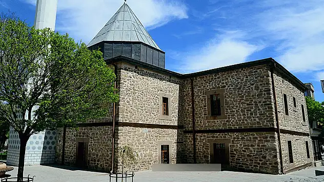 Konya'da ziyaretçi akınına uğrayan boş mezar! Sırrı hâlâ çözülemedi