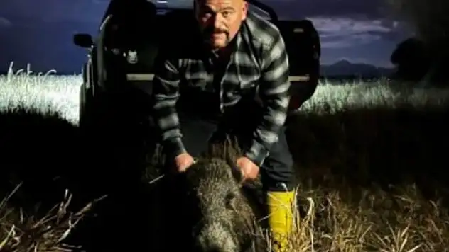 Konya'daki balıkçı Türkiye gündeminde: 80 kiloluk domuzu çıplak elle yakaladı