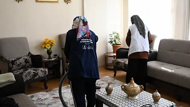 Konya'daki belediye 5 yaş üstü ve özel gereksinimli vatandaşlara evde temizlik hizmeti veriyor!