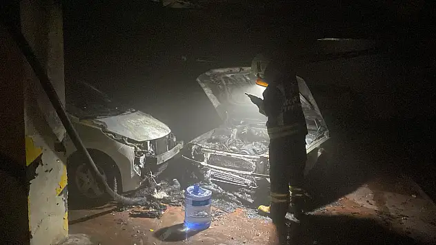 Konya'daki bir site park halinde olan otomobiller çıkan yangında külle döndü!