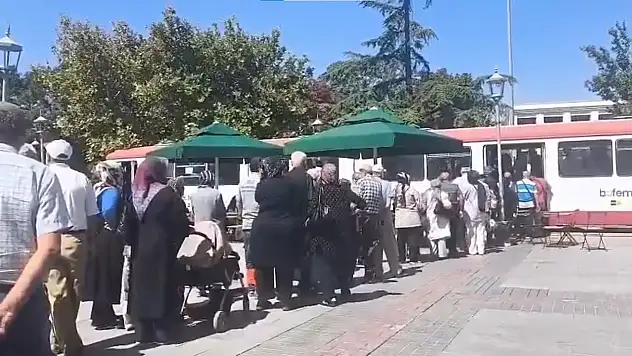 Konya'daki bu kuyruk tartışma konusu oldu! 'Herkes seçtiğini yaşasın'