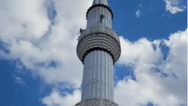 Konya'daki deprem bir camiye zarar verdi: Minarenin alemi kırıldı!