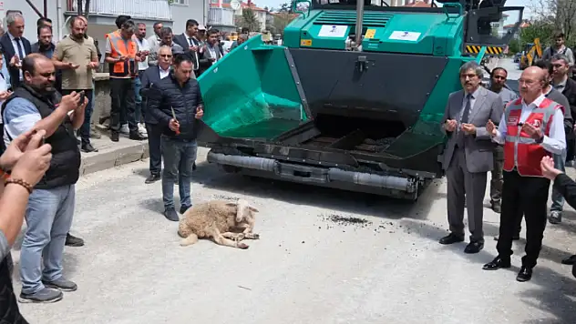 Konya'daki o belediye 20 yıl sonra kendi imkanlarıyla asfaltlamada bulundu!