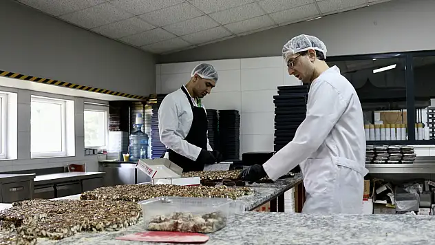 Konya'daki otizmli iki arkadaş azmiyle takdir topluyor!