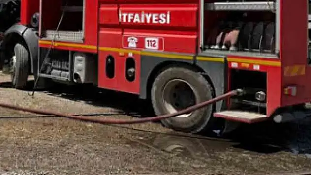 Konya'daki samanlıkta yangın: 20 ton saman ziyan oldu, 2 kişi yaralandı!