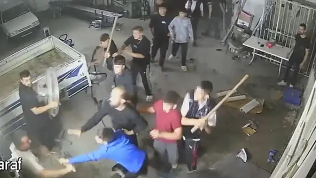 Konya'daki sanayide meydan muharebesi! Çocuk yaştaki grup dükkana saldırdı