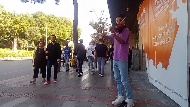 Konya'daki sokak sanatçısından yetkililere çağrı: 'Sanatı yaşatıyoruz, engel olmasınlar!'