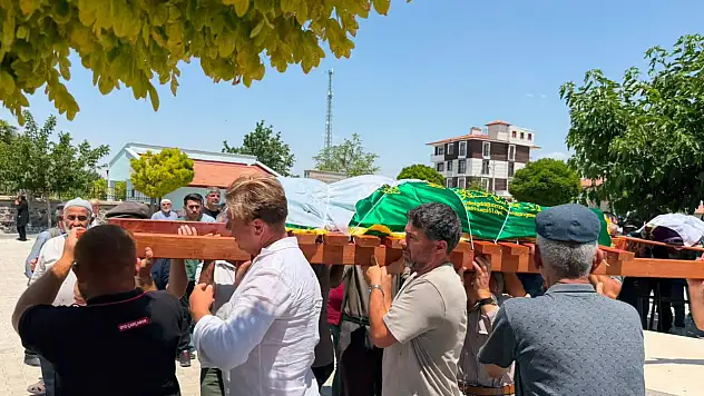 Konya'daki vahşette hayatını kaybeden anne ve kızı son yolculuğuna uğurlandı