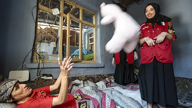 Konya Kızılay'ın sıcak dokunuşu baba ve engelli kızının yüzünü güldürdü