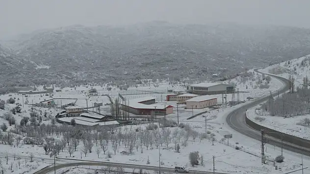 Konya'nın bu ilçesi Arefe Günü'ne kar manzarasıyla uyandı