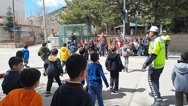 Konya'nın bu ilçesinde ilkokul öğrencilerine uygulamalı trafik eğitimi