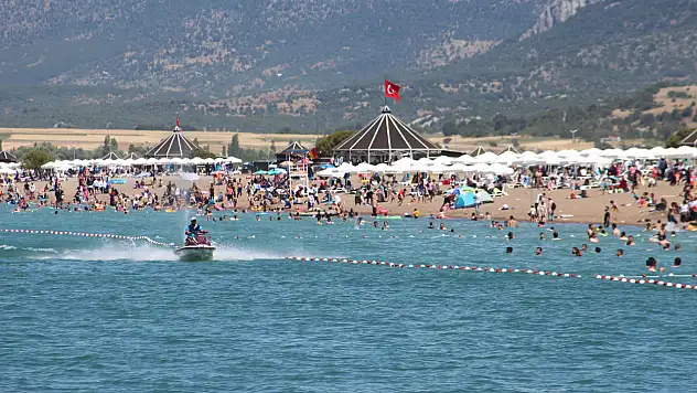 Konya'nın denizine yoğun ilgi! Plaj dolup taşıyor...
