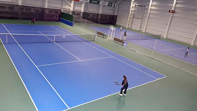 Konya'nın en büyük kapalı tenis kortunda nefes kesen mücadele