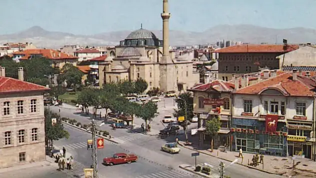 Konya'nın geçmişine yolculuk: Merkezde çekilen fotoğraf karesi değişimi özetliyor!