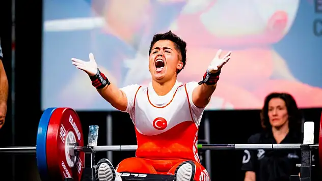 Konya'nın gururu dünya ikinciliğini kaldırdı