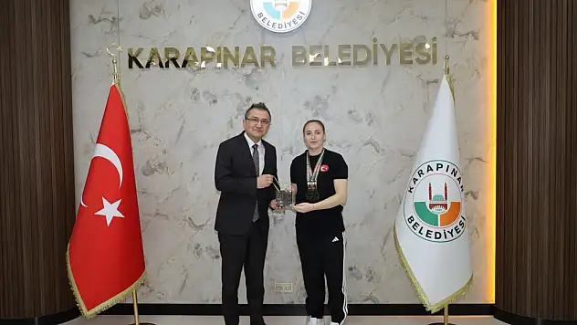 Konya'nın gururu Hatice Karagöz Avrupa dönüşü belediyede ağırlandı