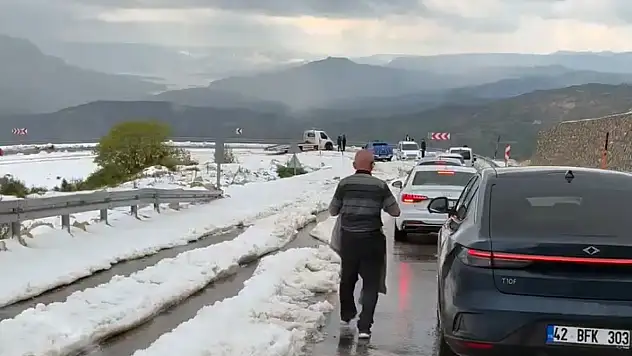 Konya'nın komşusunda aniden bastırdı: Yollar kilitlendi, sürücüler çaresiz kaldı