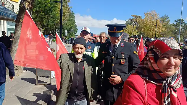 Konya'nın komşusunda duygulandıran yürüyüş: Atatürk'ün sesini yaşatan emekli postacı damga vurdu