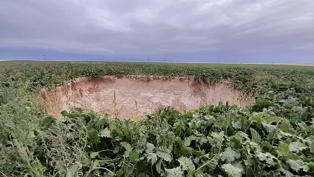 Konya'nın obruk zincirine bir halka daha eklendi! Pancar tarlası çöktü