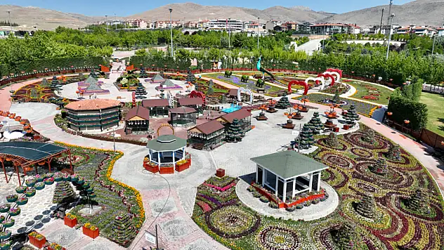 Konya'nın renkli durağı: Selçuklu Çiçek Bahçesi yine göz kamaştırıyor