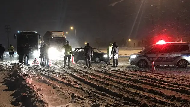 Konya'nın şehirler arası yollarında kar ve tipi engeli