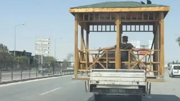 Konya trafiğinde ilginç görüntüler: Canını hiçe saydı!