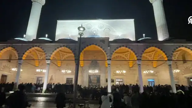 Konya ve çevresinde regaip kandili camilerde dualarla karşılandı