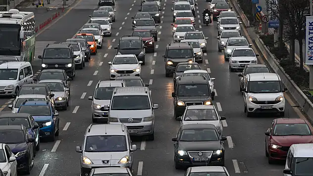 Konya yolunda bulunan AVM yoğunluğu, trafiği durma noktasına getirdi