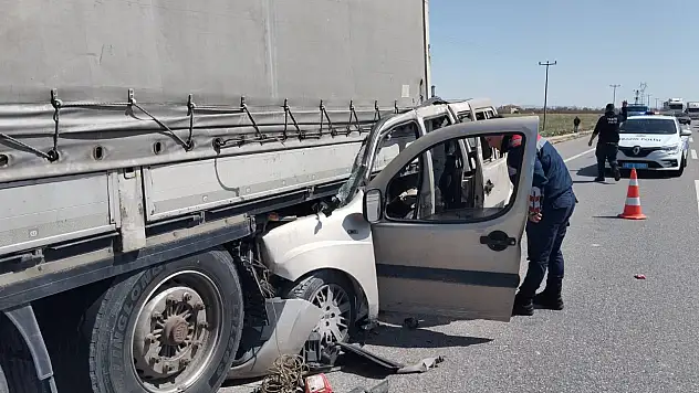 Konya yolunda feci kaza! Duran TIR'a ok gibi saplandı