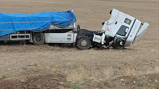 Konya yolunda feci kaza: Tır şarampole yuvarlandı!