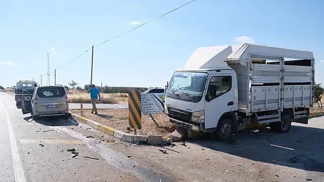 Konya yolunda hafif ticari araçla kamyonet çarpıştı
