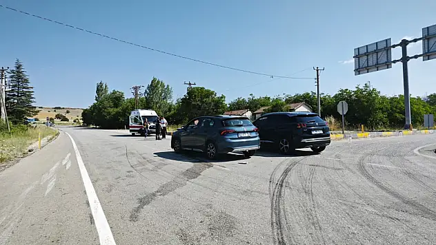 Konya yolunda kafa kafaya çarpıştılar! 6 kişi yaralı
