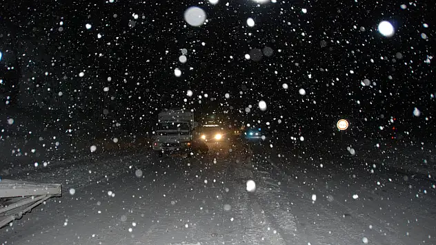 Konya yolunda kar etkili oldu: Alacabel beyaza büründü!