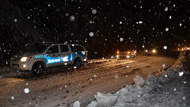 Konya yolunda kar yağışı: Ekipler seferber oldu