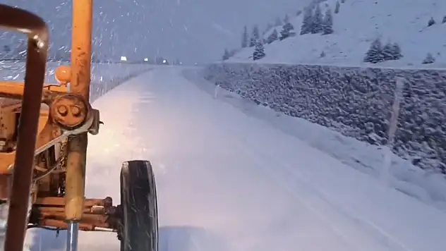Konya yolunda karın kalınlığı 15 santimetreye ulaştı!