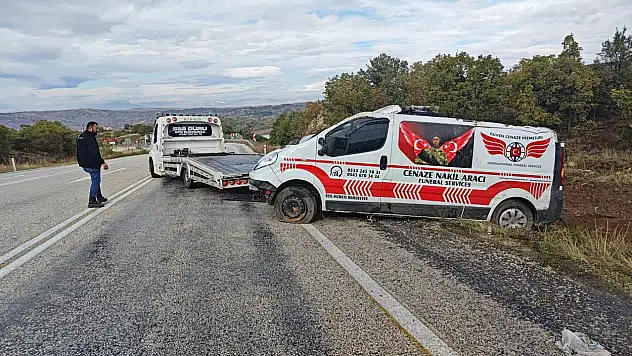 Konya yolunda korkutan kaza! Cenaze nakil aracı şarampole devrildi