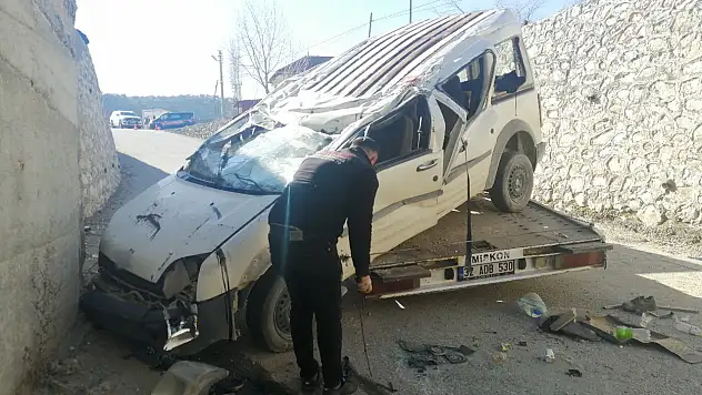 Konya yolunda korkutan kaza: Köprüden uçan araçta 1'i ağır 3 yaralı