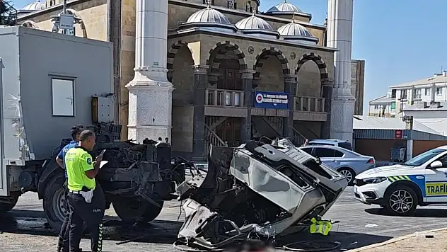 Konya yolunda tır ile karavan çarpıştı: 3 yaralı