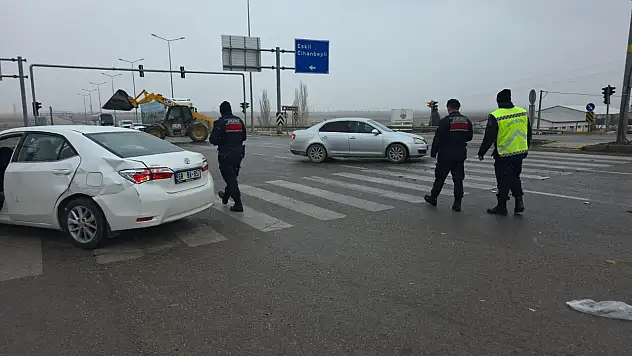Konya yolunda TIR ile otomobil çarpıştı: 4'ü hakem 5 yaralı