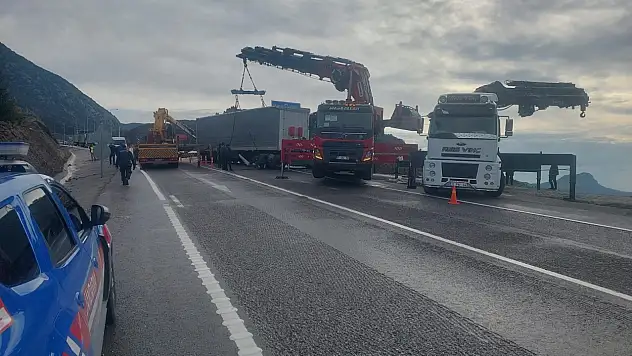 Konya yolunda tünelden çıkan TIR şarampole devrildi! Sürücü ağır yaralı