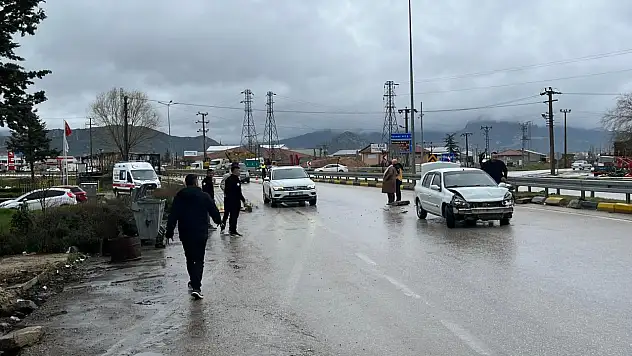 Konya yolunda virajı alamayan otomobil bariyerlere çarptı