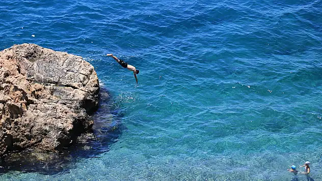 Konyaaltı sahili insan dolup taşıyor